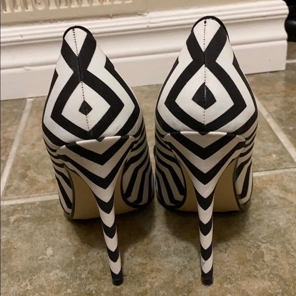 Heels - Picture 2 of 4